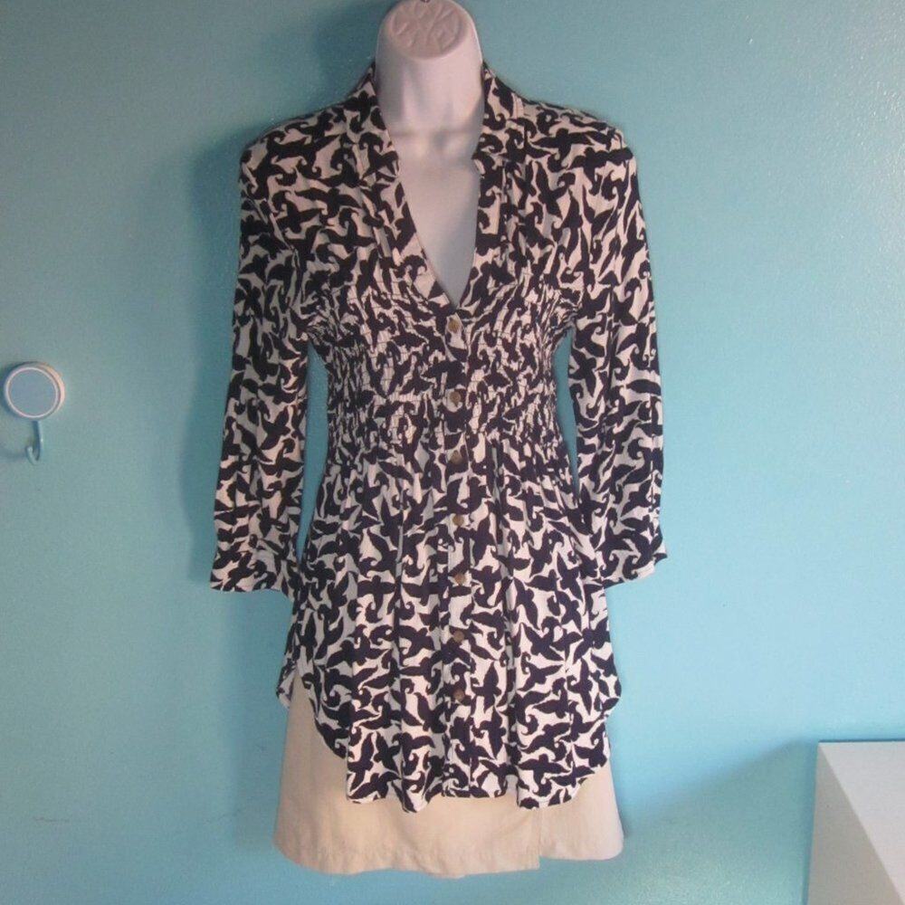 Maeve Anthropologie Alexa Bird Print Size XS Fitted Smocked Blouse Button Front